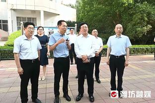 ?孩子有点懵！逆转晋级欧冠决赛，皇马球迷抱着卡马文加狂亲